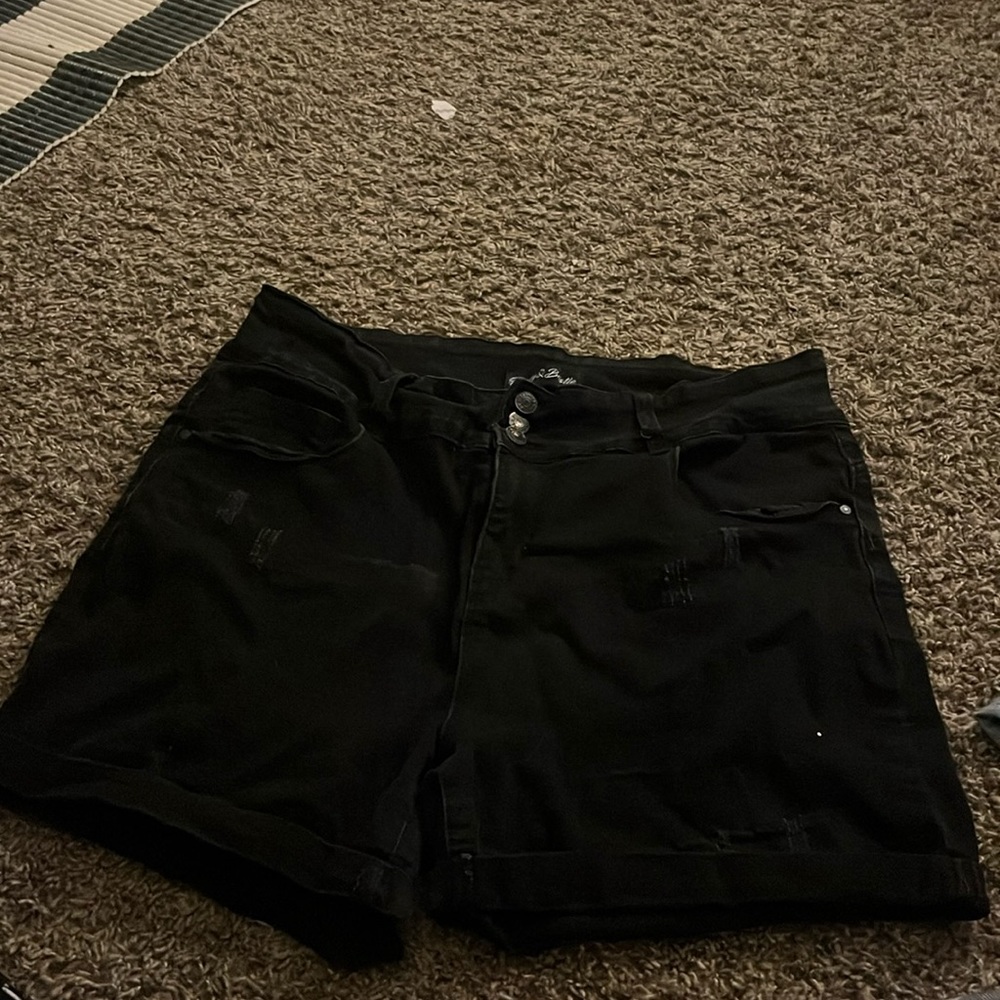 On the left leg the fold is a little messed up but is fixable by sewing